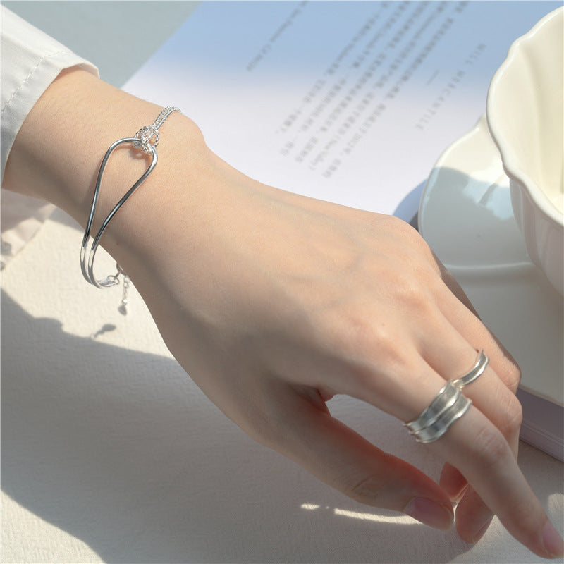 Knotted Bracelets Are Geometric And Simple