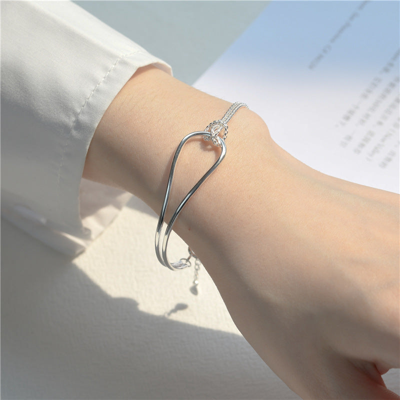 Knotted Bracelets Are Geometric And Simple